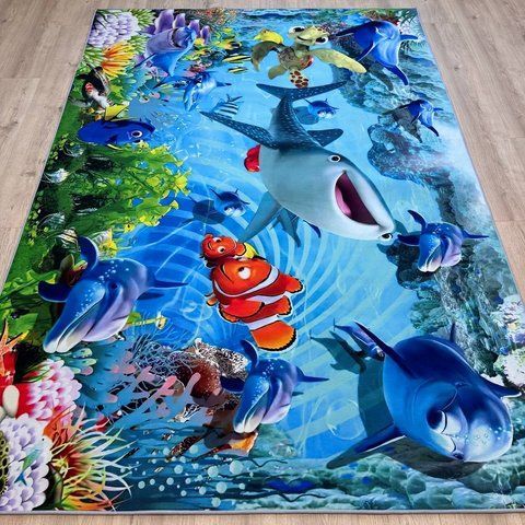 Детский безворсовый ковер на пол размером 160&times;230 см с рыбкой Немо, дельфинами, черепахами и ярким подводным миром.