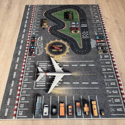 Дитячий килим Hot Wheels з гоночною трасою, машинками та літаком Soft Collection &laquo;Великий старт&raquo;